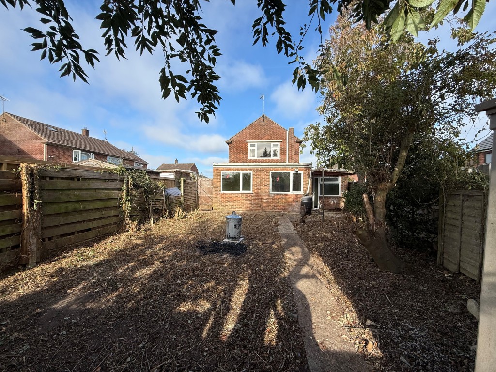 Lot: 163 - THREE-BEDROOM DETACHED HOUSE FOR IMPROVEMENT - Third view of garden showing back of property